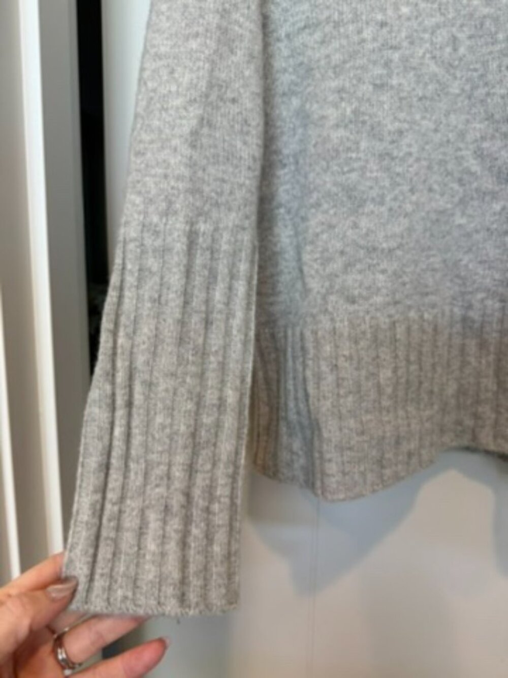 Not Monday Siena 100% Cashmere V-Neck Sweater size XS - Picture 3 of 6